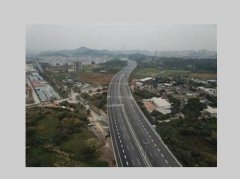 <b>政府清理广深高速东蓝冠注册莞段广告牌，50家广</b>